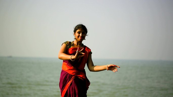 印度古典舞者早上在海滩边练习
