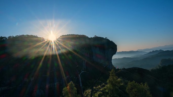 日出太阳山顶升起早晨大山希望之光