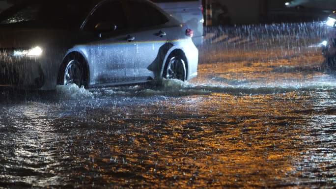 倾盆大雨淹没了公路上的汽车。
