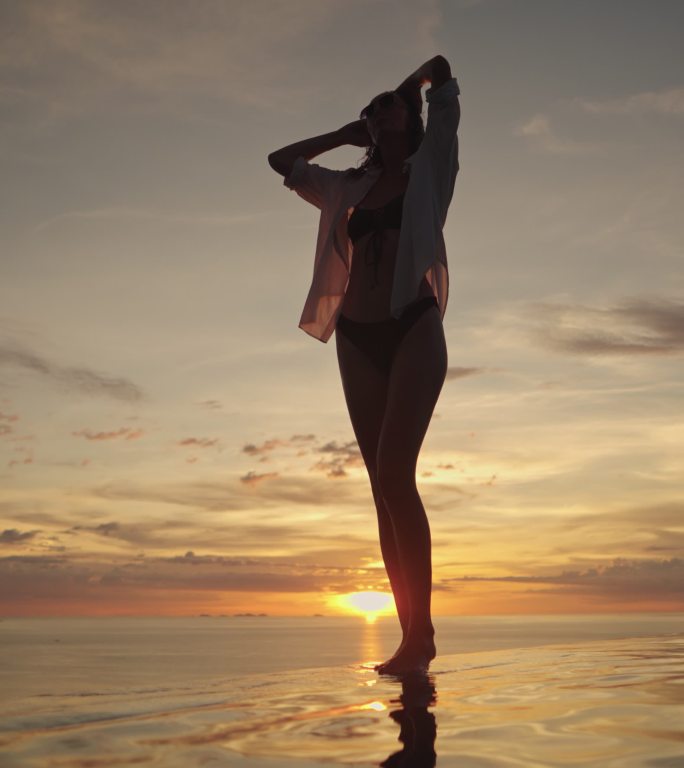 夕阳下的美女三亚潜水游泳海南海岛