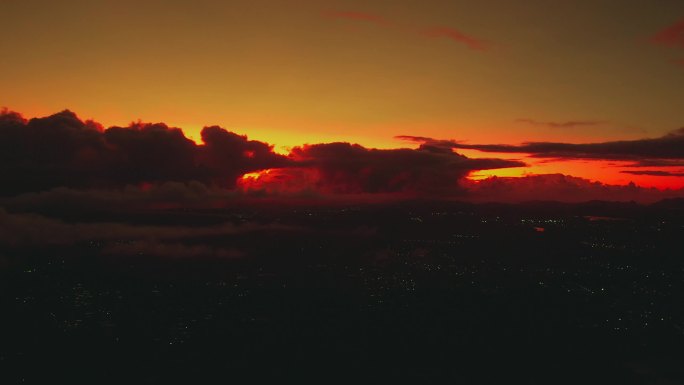 日出前云海下的城市灯光航拍素材