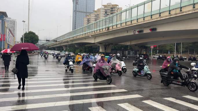 下雨天雨中的电动车大军行车驶过长湖路