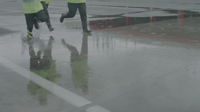 雨中奔跑的施工人员