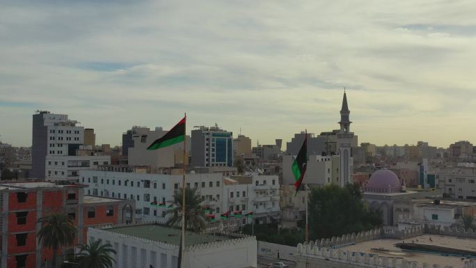 利比亚国旗迎风飘扬