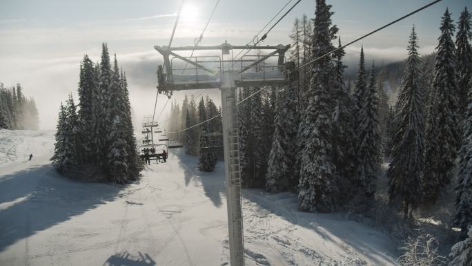 乘坐滑雪缆车在滑雪坡上滑行
