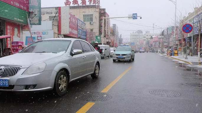 雪天彩虹桥市场行车