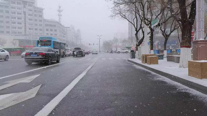 雪天市区行车记录