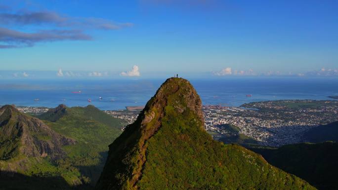 攀登者们正在攀登险峻的海景高峰航拍素材