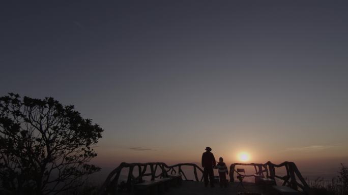 夕阳西下的登山 父子