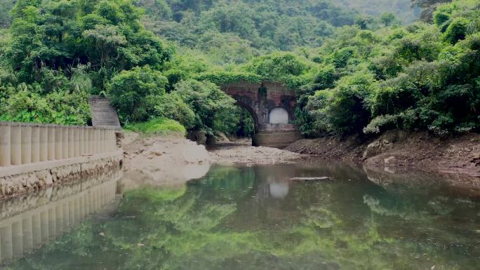 山谷里湖桥寂静风光