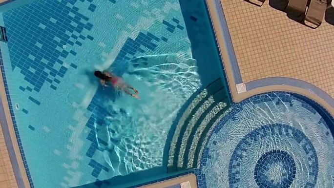 在水下游泳的美女视频素材游泳健身水上运动