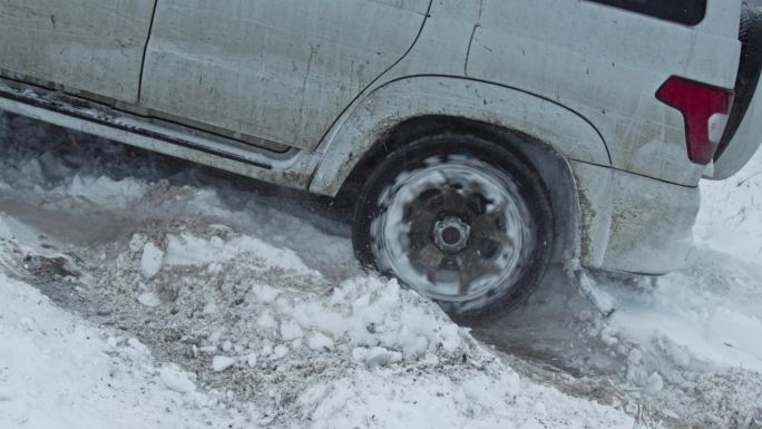 打滑的汽车冬天积雪雪地路面公路轮胎