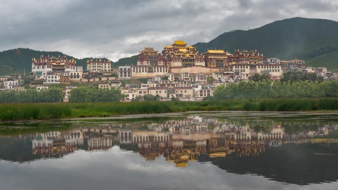 清晨的松赞林寺