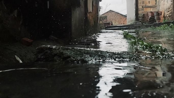 老房子下雨雨滴