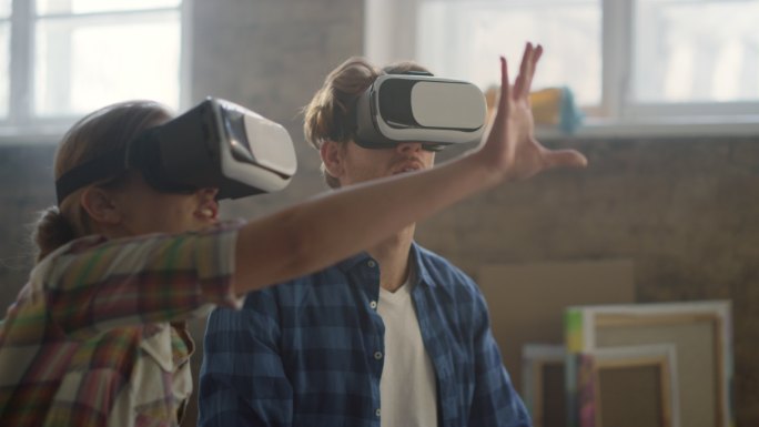 体验VR的夫妇穿戴设备AR游戏元宇宙