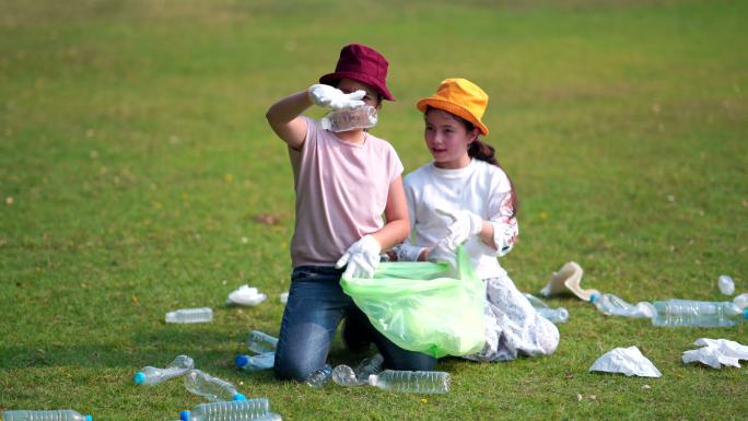 女孩和朋友帮助清理公园