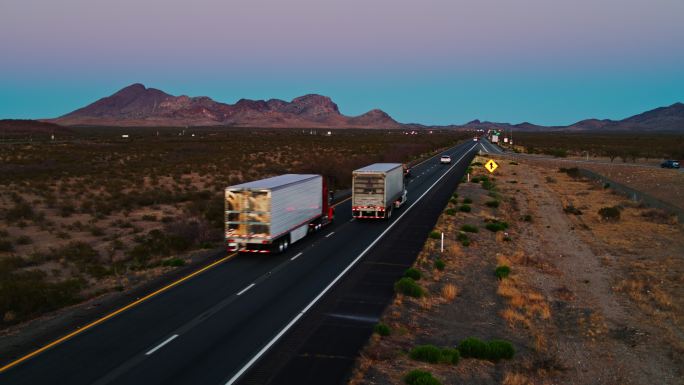 黄昏时分的卡车道路大全景