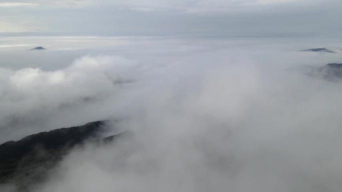 高山云海雨雾缭绕气象信号铁塔亭子航拍延时