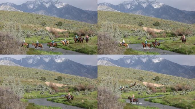 一群骑马的牛仔穿过小溪