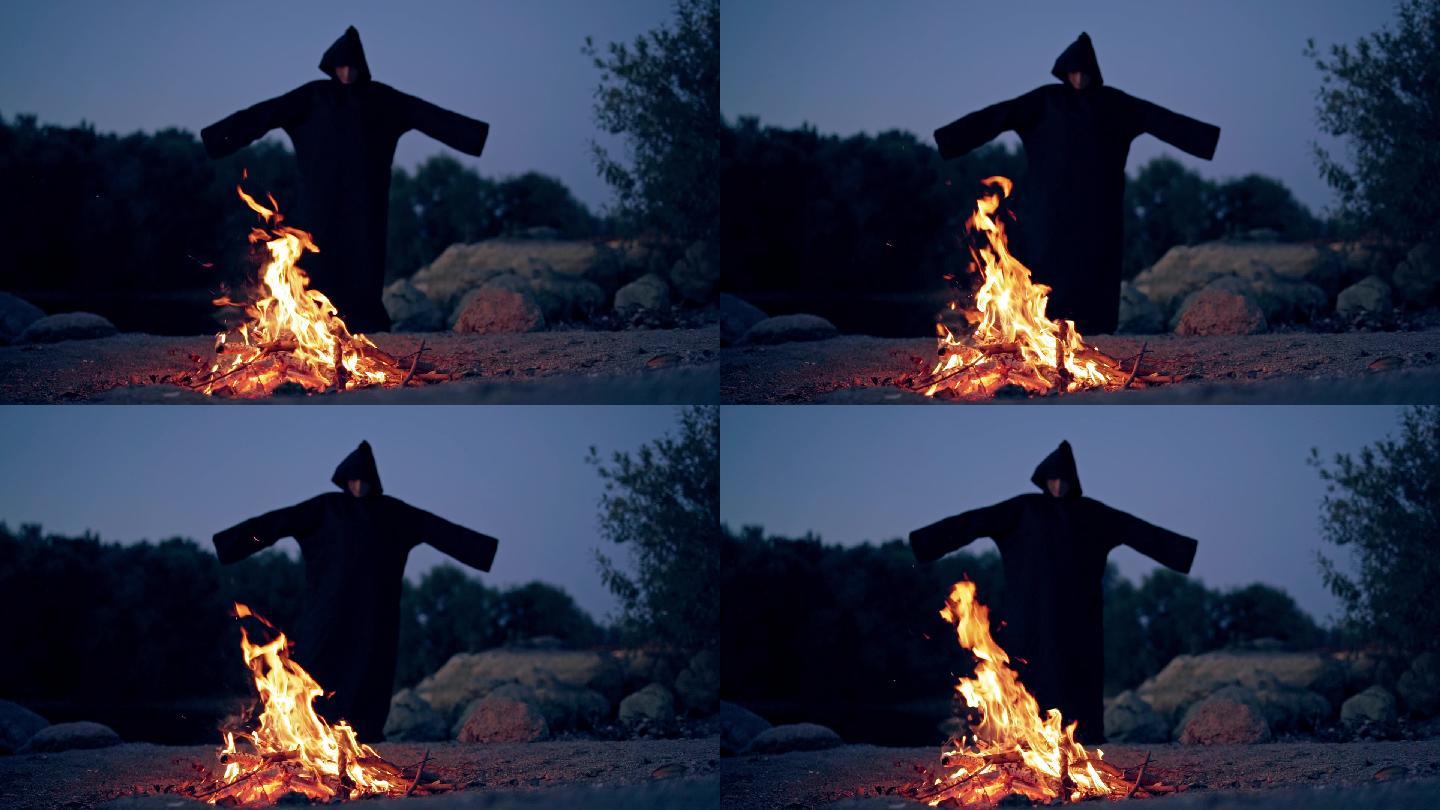 晚上，邪恶的女巫在篝火旁举行仪式。