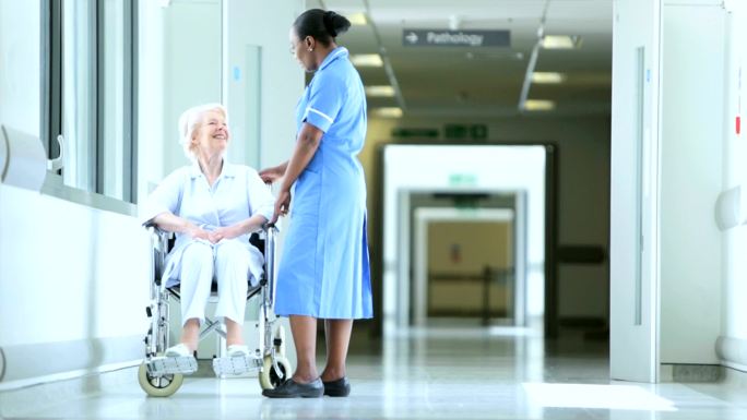 轮椅病人接受护理医护人员