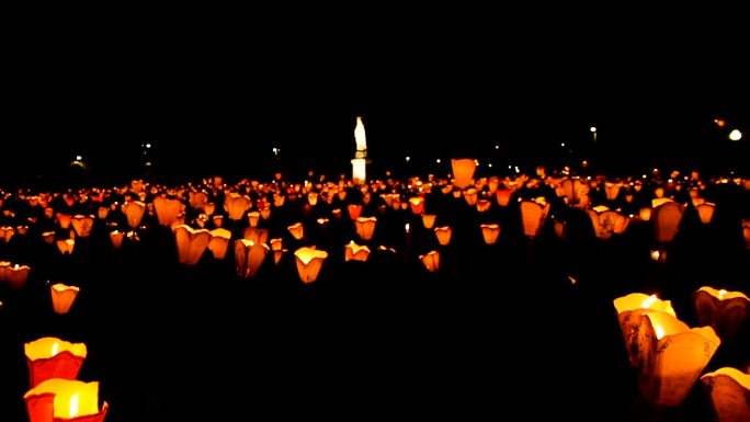 成千上万的橙色火炬在夜间燃烧