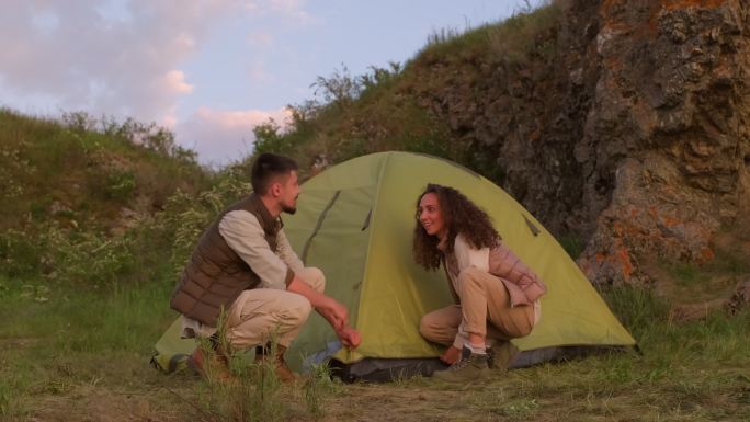 新婚夫妇搭帐篷男女恋人友人户外野外过夜绿