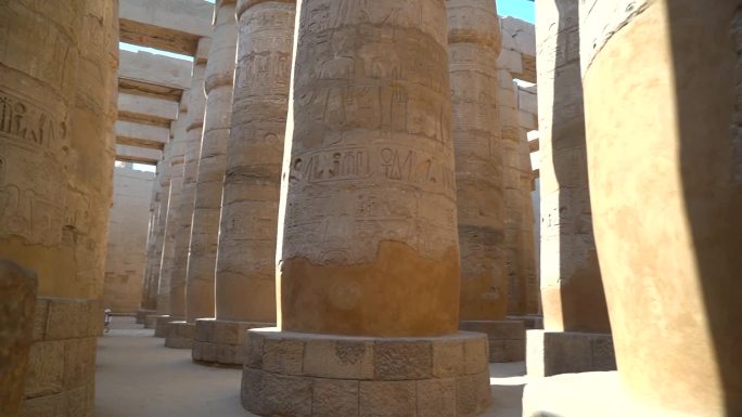 卡纳克神庙内的圆柱上有象形文字