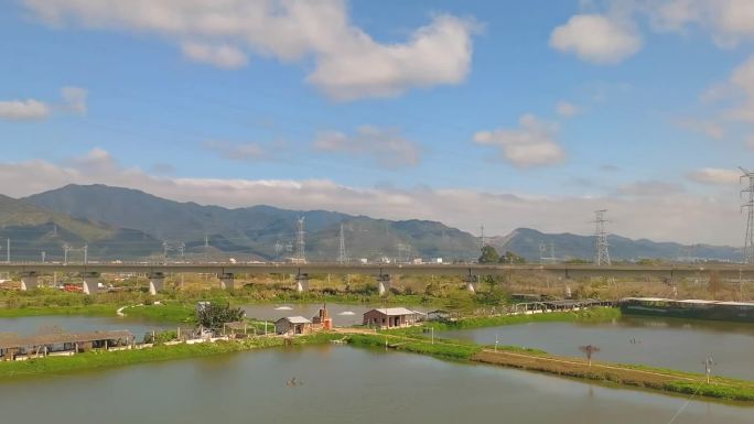 坐高铁车窗风景，途径肇庆东站、西江、田野