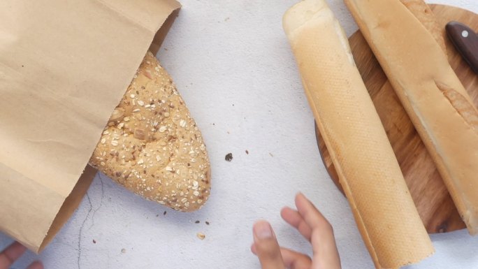 从纸质购物袋中取出的全麦面包俯视图