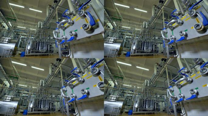 乳制品工厂工作室内所有管道设备的远景。