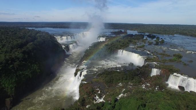 伊瓜苏瀑布鸟瞰图，位于巴西和阿根廷边境。