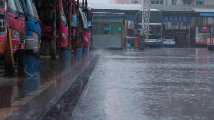 雨中汽车站