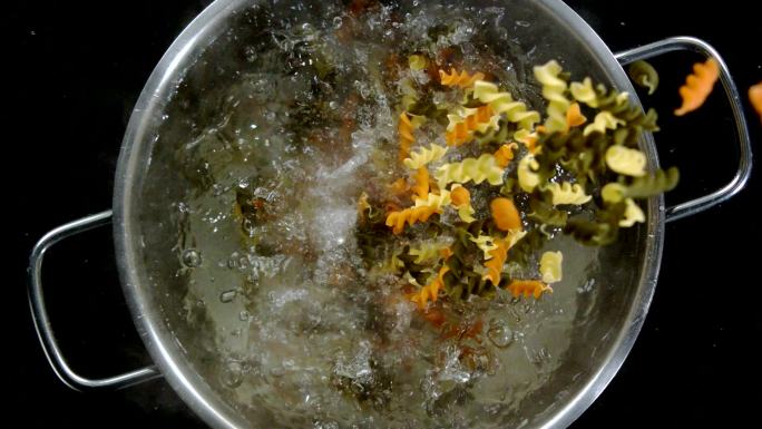 蔬菜放入沸腾的锅中