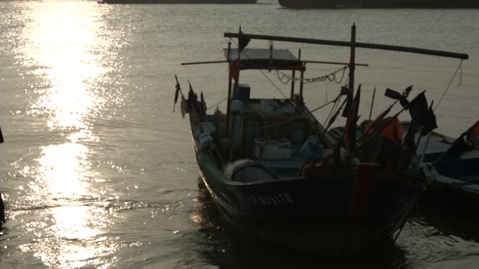 夕阳下泉州渔港码头船只停靠