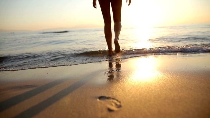 靠近大海的女人。在海滩上散步。