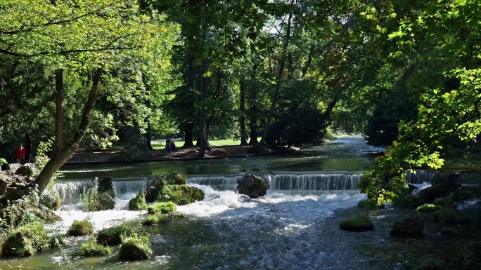 德国慕尼黑英国花园艾斯巴赫河上的小瀑布