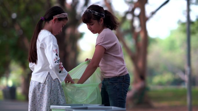 女孩和朋友帮助清理垃圾