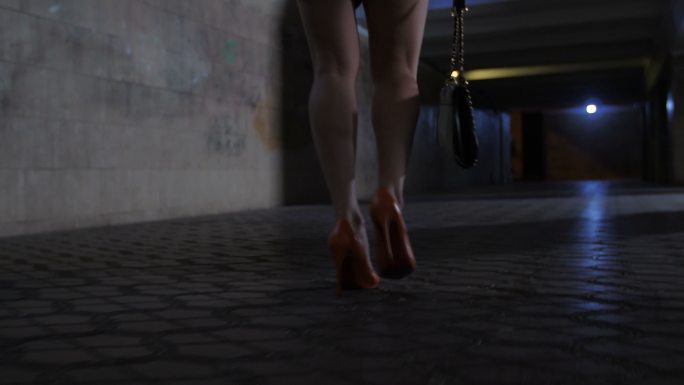 女性在地下通道行走