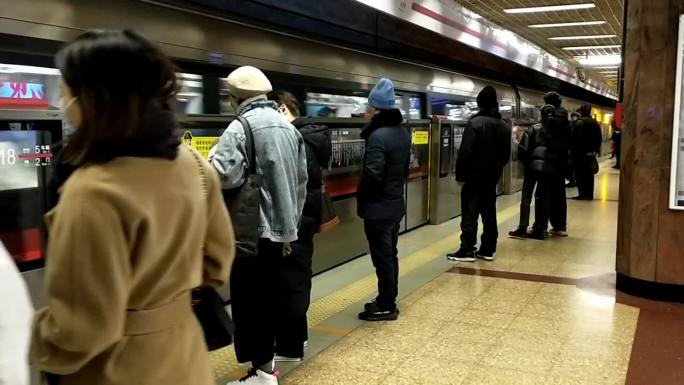 地铁乘客走下石级等候列车到站乘坐地铁离开
