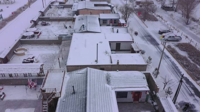 俯拍宅院白雪