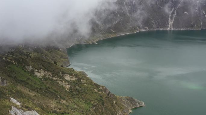乌尔卡诺火山口的奎洛托亚湖鸟瞰图
