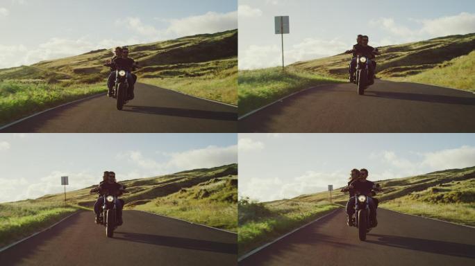 迷人的情侣骑着复古摩托车