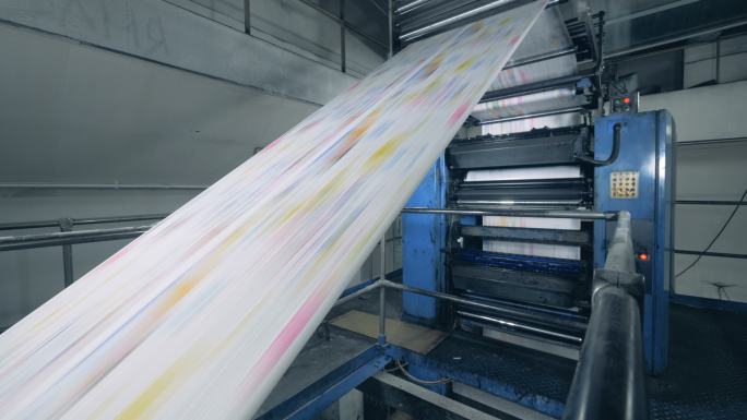 复印机正在发行彩色打印纸