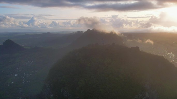 一位勇敢者站在险峻的山峰上航拍的素材