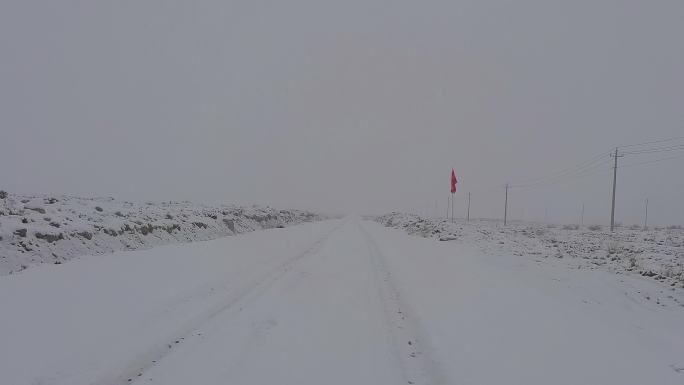 雪中戈壁荒野便道行车