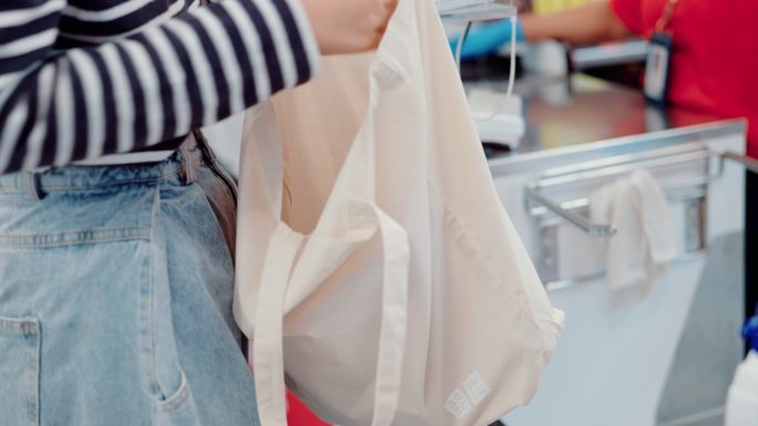 年轻女性使用可重复使用的袋子更环保。