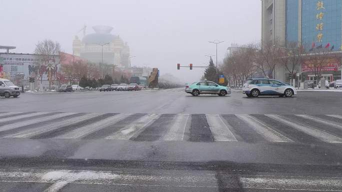 雪天市区十字路口