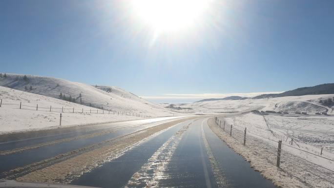 沿着雪山公路行驶的视角