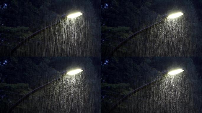 东京的大雨和路灯雨中的路灯下大雨